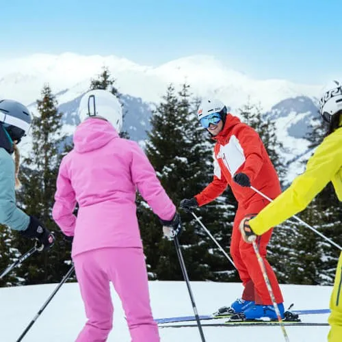 Ski course with participants in the mountains