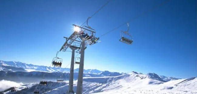 Sessellift in verschneiter Berglandschaft