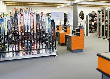 Skiverhuur met verschillende ski's en uitrusting