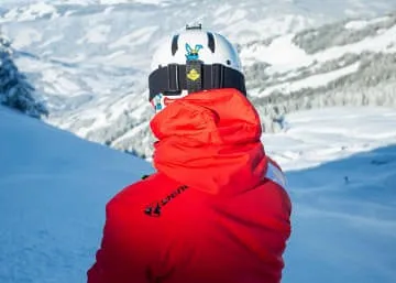 Skier op besneeuwde bergen met een wijd uitzicht