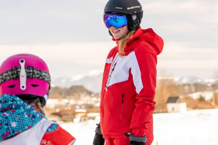 Skifahrer und Kind auf der Piste in Kirchberg.