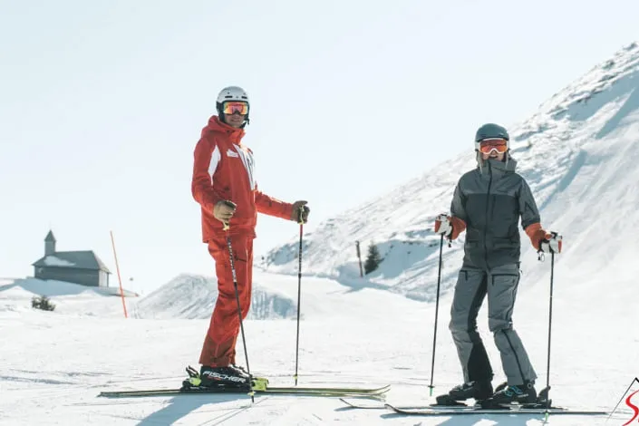 Zwei Skifahrer auf der Piste in Kirchberg