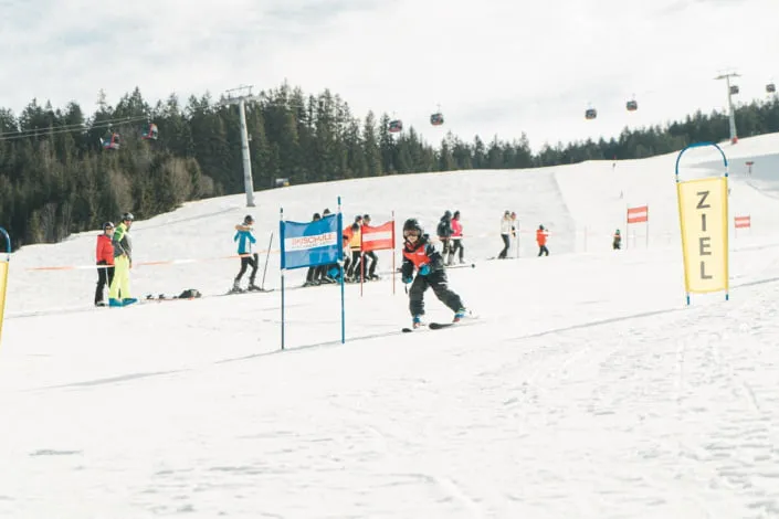 Skifahrer im Zielbereich von Kirchberg